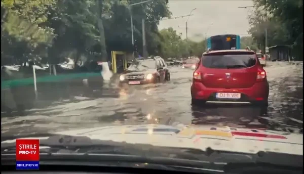 Ploaia abundentă din București a ținut patru ore și a paralizat circulația. În Tineretului s-a format un lac