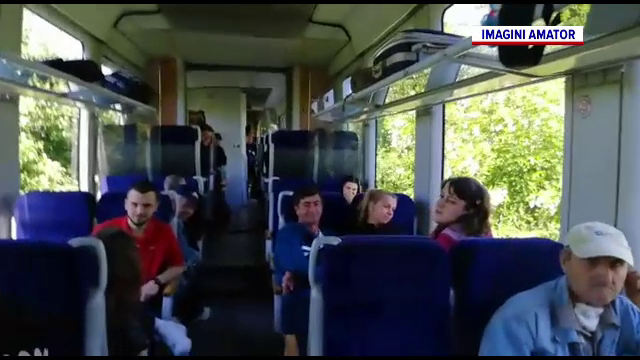 Tren plin cu pasageri, rămas în câmp două ore, din cauza unei defecțiuni. „Zilnic se întârzie la serviciu, avem probleme”