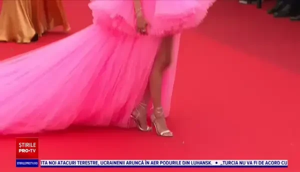 Actorul Tom Cruise a avut parte de o surpriză din partea Forțelor Aeriene Franceze la Festivalului de la Cannes