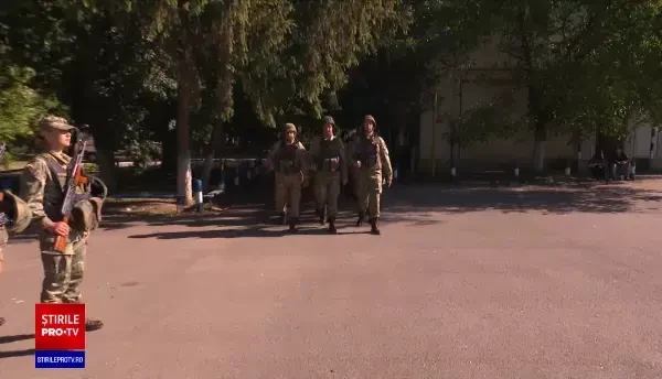 Tot mai mulți români se înscriu în armată ca rezerviști voluntari. Au profesii diferite, dar toți vor să-și apere țara