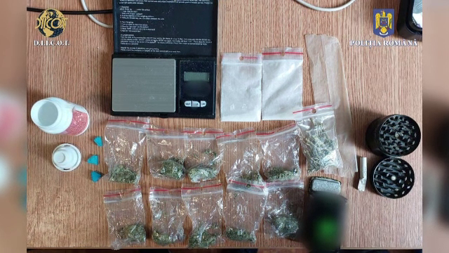 Cantități uriașe de droguri vândute în campusuri universitare din Iași, găsite la mai multe adrese