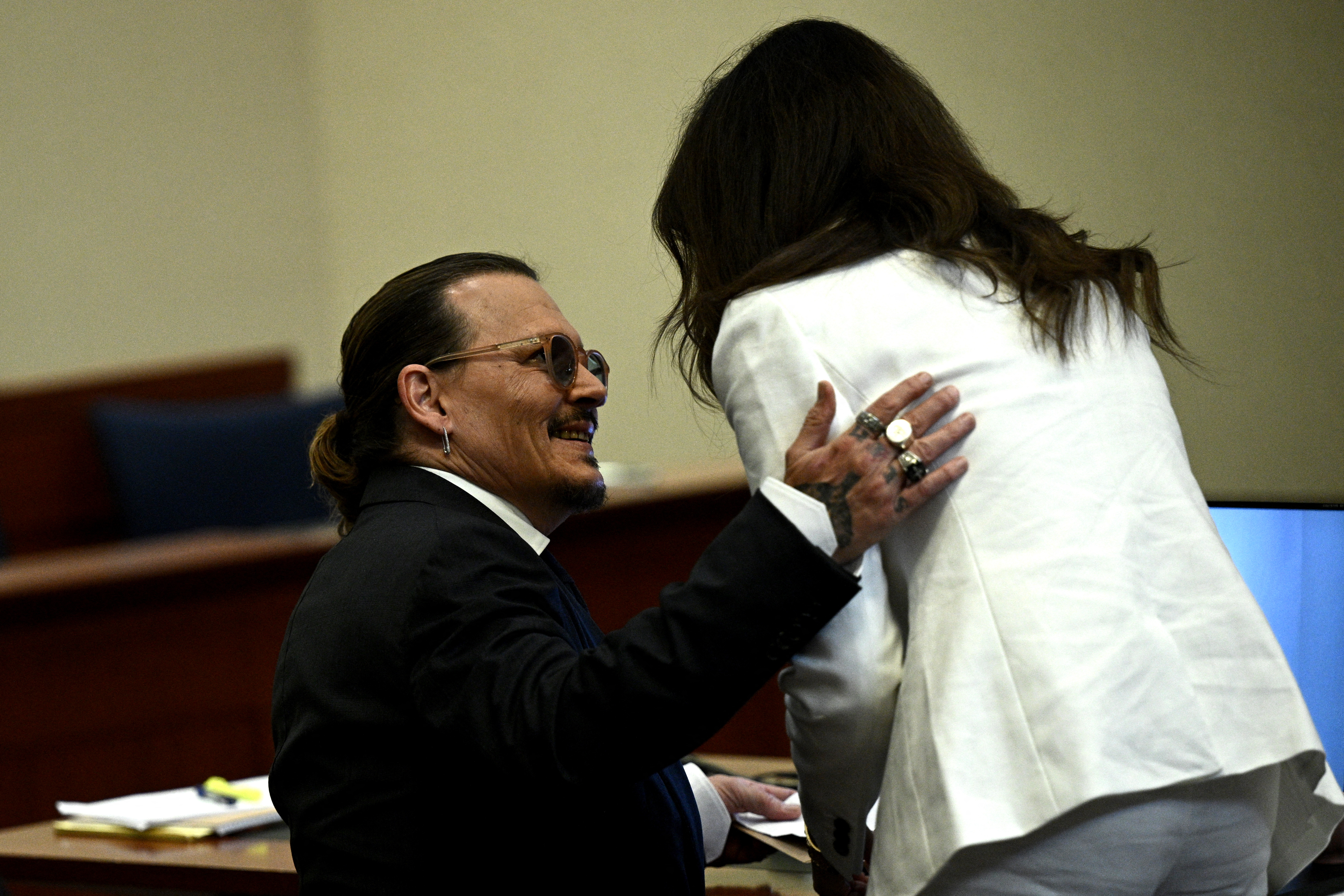 Ultima controversă în procesul momentului. Are Johnny Depp o relație cu avocata sa?