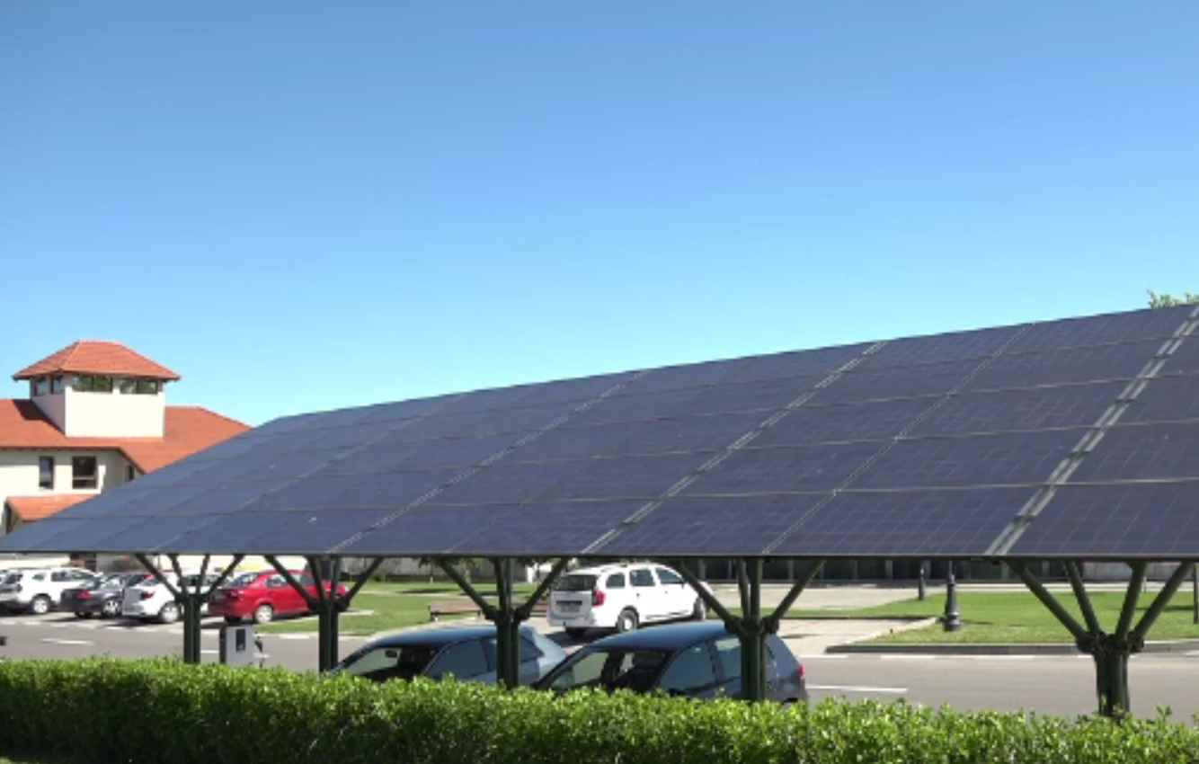 Panourile solare vor fi prezente pe fiecare clădire publică și în spațiile comerciale din România. Ținta Comisiei Europene