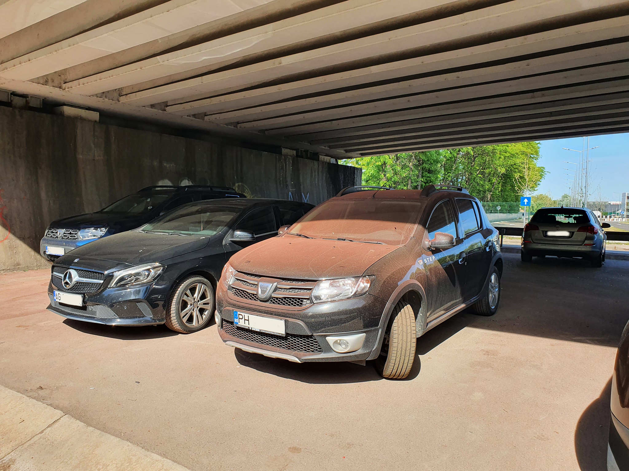 &Icirc;n Otopeni s-au vopsit balustradele podului &rdquo;cu tot ce era prin zonă: mașini, oameni. Să fie frumos!&rdquo;