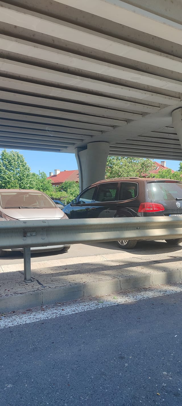 &Icirc;n Otopeni s-au vopsit balustradele podului &rdquo;cu tot ce era prin zonă: mașini, oameni. Să fie frumos!&rdquo;