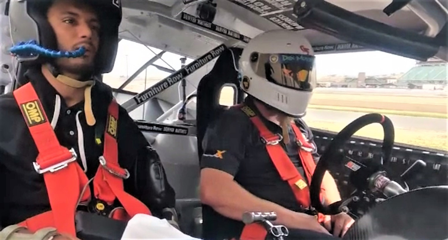 Un bărbat paralizat își folosește microcipul implantat în creier pentru a conduce o mașină de curse