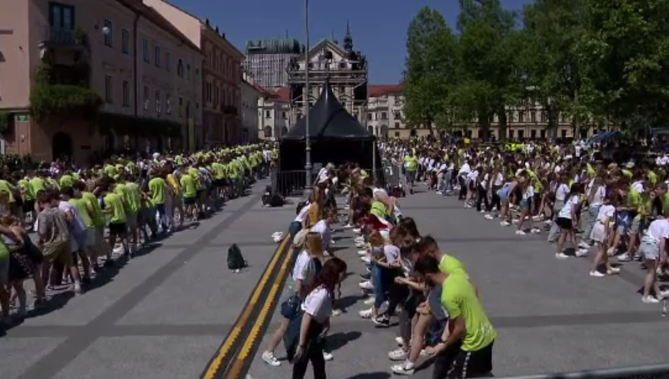 Peste 15.000 de elevi au dansat simultan cadril în Slovenia și în Europa