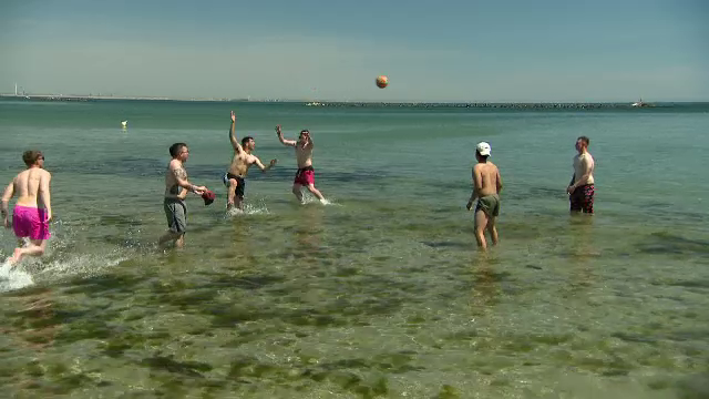 Atmosferă de vacanță pe plajele din Constanța. Cele 26 de grade din termometre au adus turiștii la mare