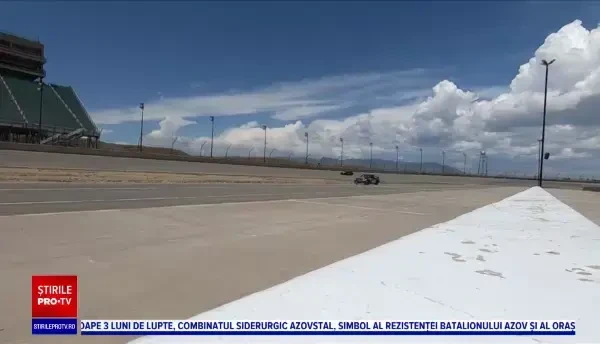 Un bărbat paralizat își folosește microcipul implantat în creier pentru a conduce o mașină de curse