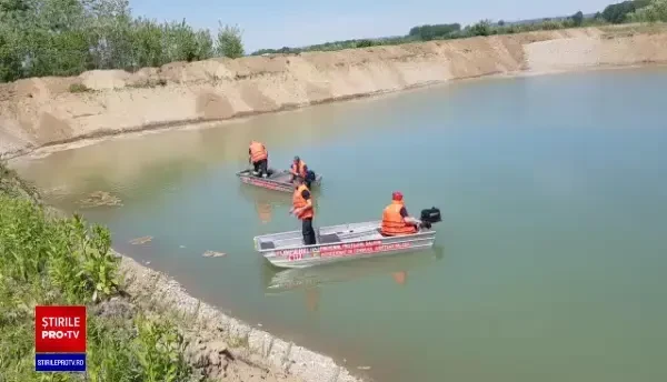 Vâlcea: Doi tineri, morţi după ce au căzut în apele unei bălţi excavate, cu adâncimea de patru metri