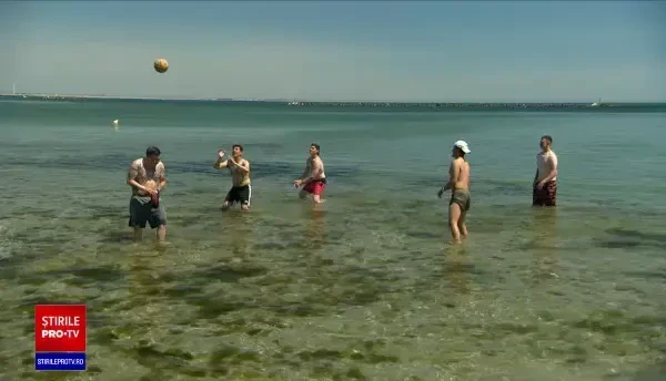 Atmosferă de vacanță pe plajele din Constanța. Cele 26 de grade din termometre au adus turiștii la mare