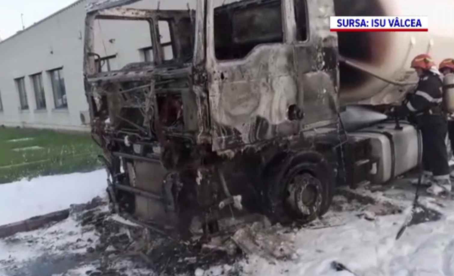 Incendiu violent la Râmnicu Vâlcea. A ars o cisternă de oxigen