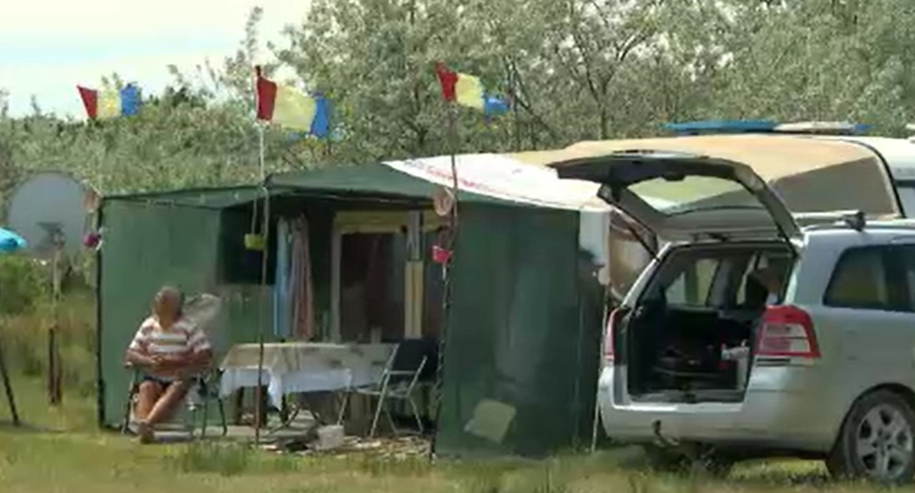 Au apărut primele rulote la Corbu. Turiștii spun că vor pleca abia în toamnă