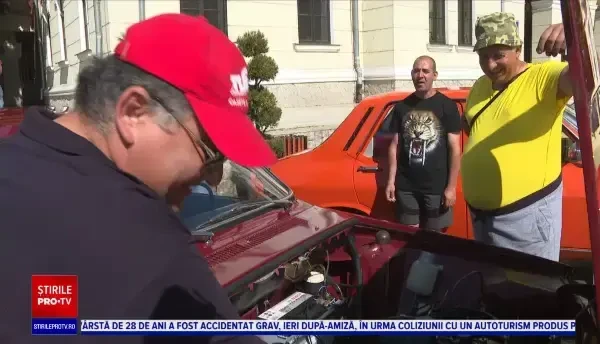 Weekendul „bătrânelor doamne” pe patru roți. Mașini retro expuse la Târgu Jiu și la Slănic Moldova