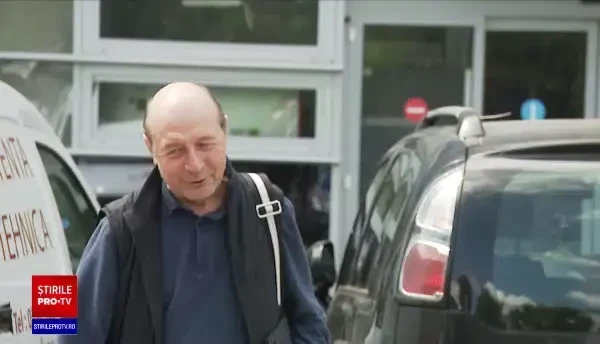 Traian Băsescu a provocat un accident rutier în Capitală. Fostul președinte a ajuns la poliție