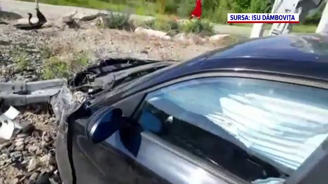 Un autoturism în care se aflau doi bărbați a fost spulberat de un tren. Cum au reușit cei doi să scape cu viață
