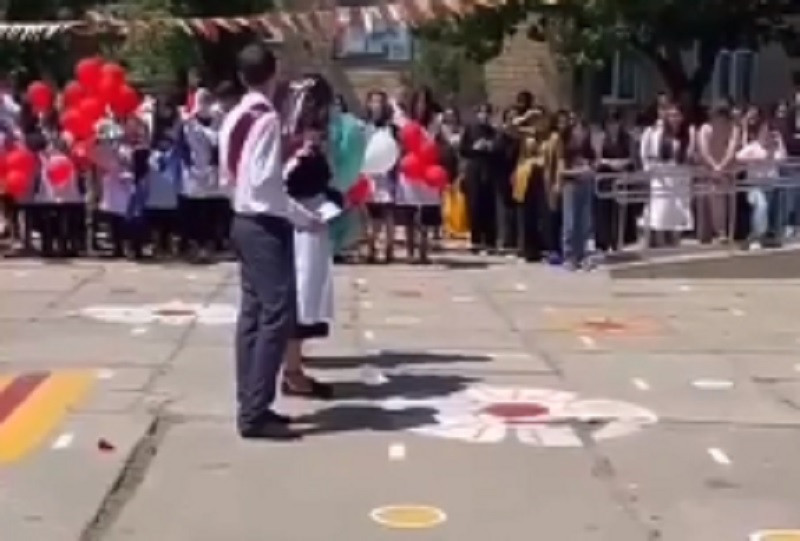 Gest incredibil făcut de o elevă din Daghestan la ceremonia de final de an. "Putin este diavolul!". VIDEO