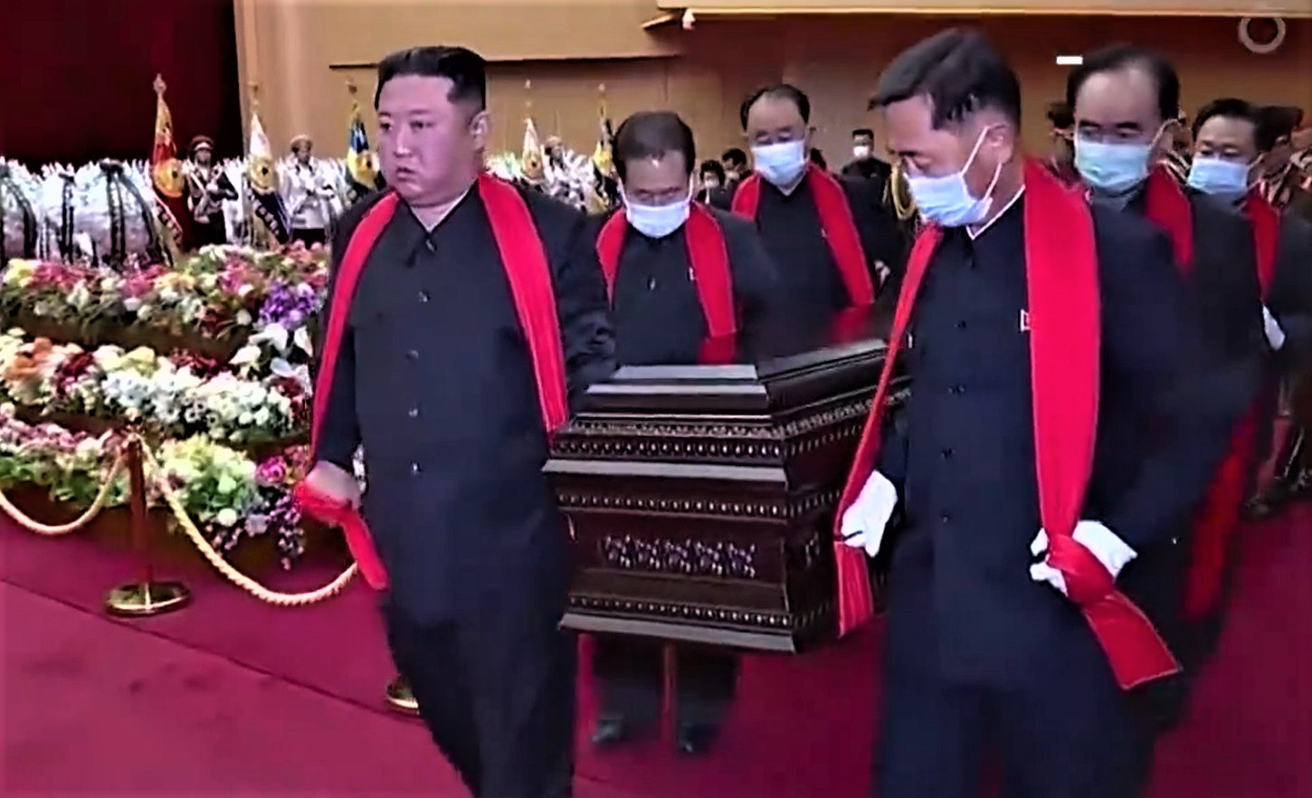 Kim Jong-un l-a înmormântat pe mentorul său, pe fondul crizei Covid din Coreea de Nord. Liderul suprem i-a cărat sicriul