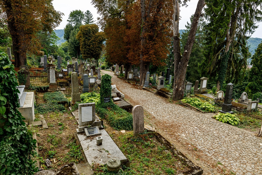 Doi bărbaţi s-au filmat într-un cimitir dansând alături de osemintele unei femei, în Prahova