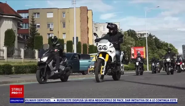 Parada pe două roți la Târgu Mureș. Motocicliști îmbrăcați la patru ace au defilat pe străzi în scop caritabil