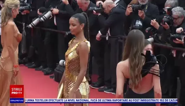 Cea de-a șasea zi a festivalului de la Cannes, marcată de vedete precum Sharon Stone şi Eva Herzigova