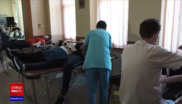 Peste 100 de oameni s-au adunat pentru a dona sânge unui profesor care trebuie să intre în operație