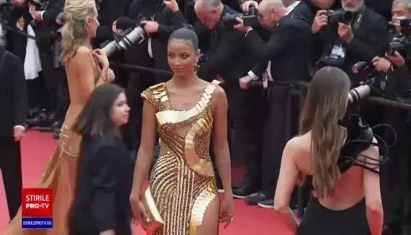 Sharon Stone, apariţie spectaculoasă pe covorul roşu de la Cannes. FOTO