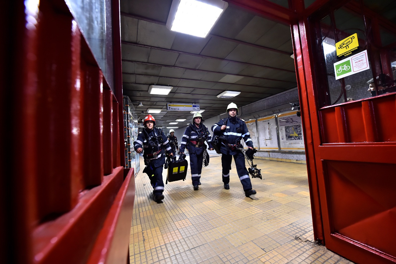 UPDATE. Fum la staţia de metrou Constantin Brâncoveanu, conform unui apel la 112. „Situația de urgență nu s-a confirmat”