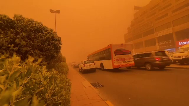 Imagini spectaculoase, filmate pe străzile din Kuweit. O furtună de nisip a acoperit micul emirat din Golful Persic