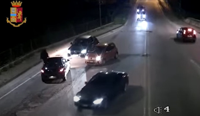 Fotbalist român, oprit în trafic și dezbrăcat de fanii echipei pentru care joacă: „Nu ești demn de tricoul echipei”. VIDEO