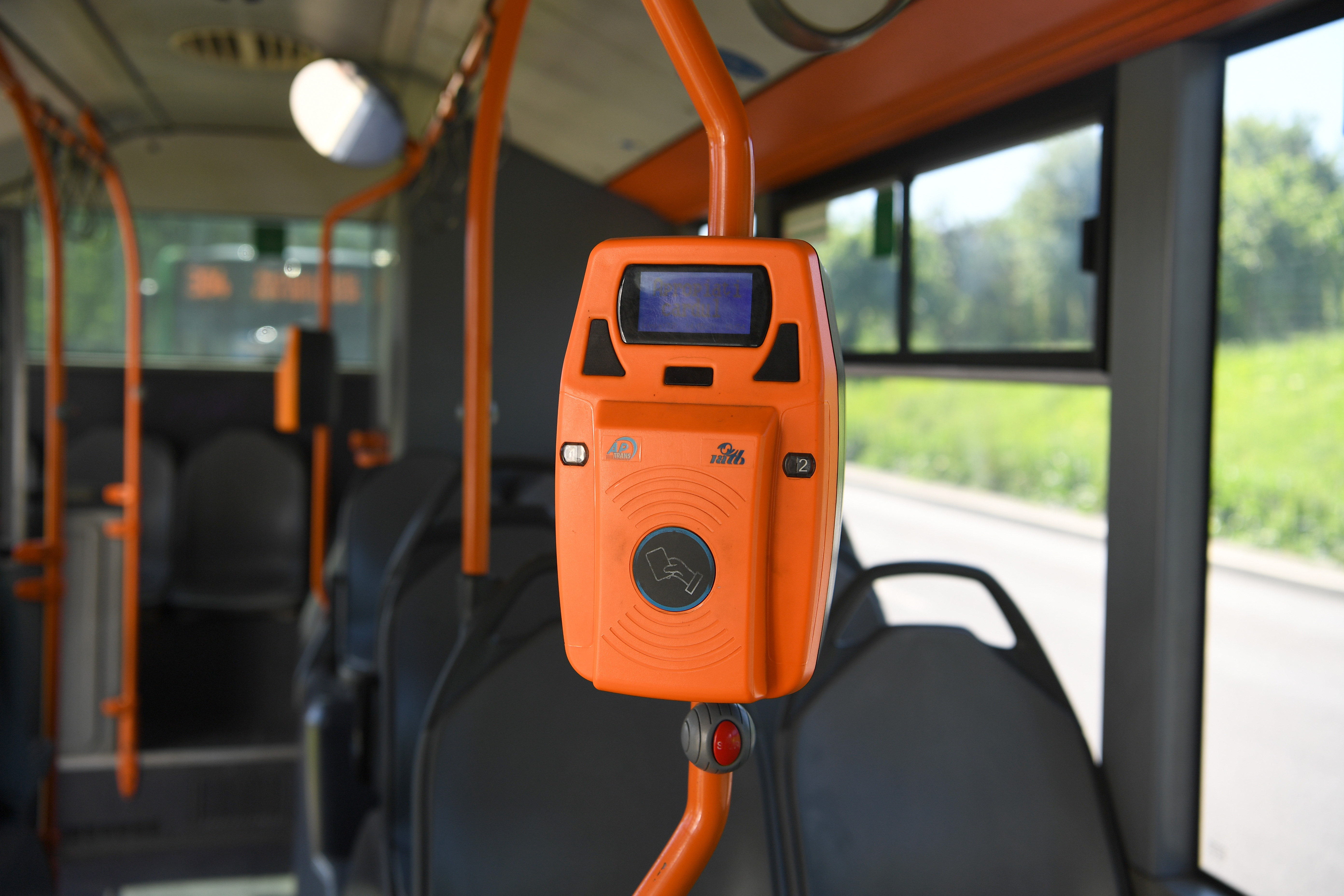 O tânără în scaunul cu rotile susține că mama sa a fost pusă de un șofer STB să coboare rampa autobuzului și apoi a înjurat-o