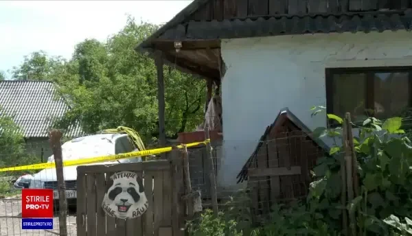 Cadavrul unui copil cu handicap, găsit într-un sac de plastic, în cușca unui câine. Tatăl, suspectat de omor