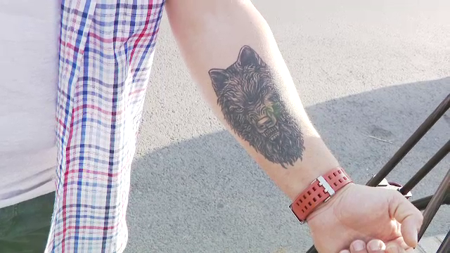 Unui voluntar al Poliției din Capitală i-a fost refuzată intrarea în corpul subofițerilor pentru că are tatuaje