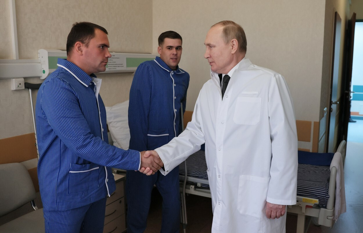 Putin a mers pentru prima oară în spital, la militarii ruşi răniţi în Ucraina. GALERIE FOTO