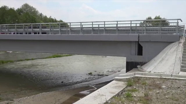 Pod din Argeș, inaugurat cu apă sfințită și copii îmbrăcați festiv. „Dumnezeu să ne ajute în lucrare”