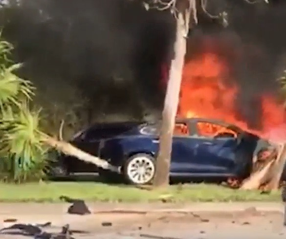 Un bărbat a murit în urma unui accident cu Tesla, pentru că mânerele au rămas blocate, iar el a ars de viu