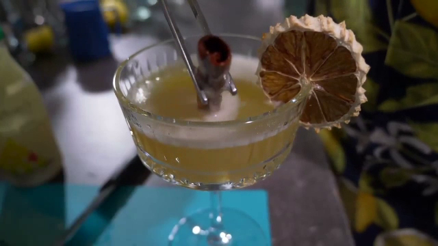 Socata este la mare căutare în terase și restaurante. Un britanic stabilit în Mureș produce primul gin din soc, din România