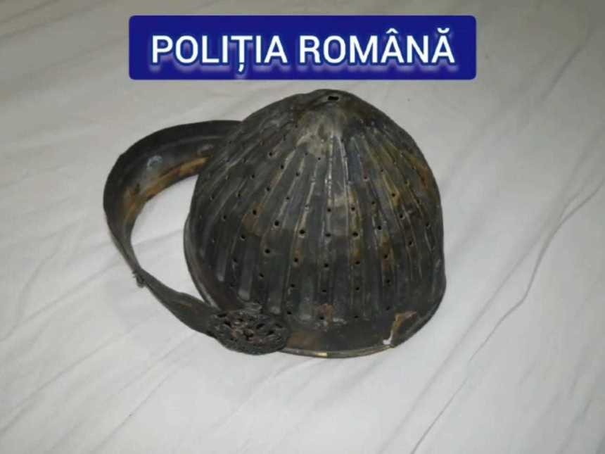 Un coif confiscat în Argeș și despre care se credea că este obiect de patrimoniu s-a dovedit a fi o jucărie