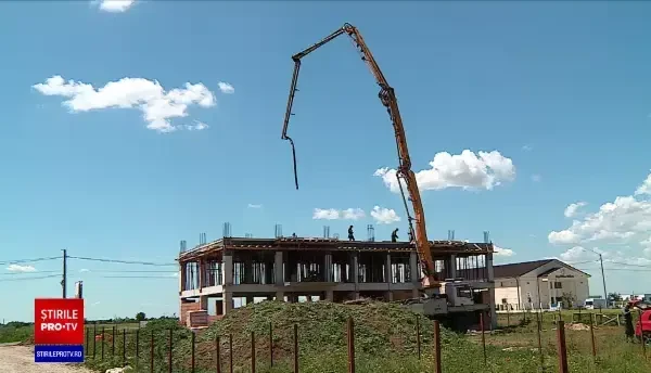 Constructorii au oprit lucrările la case din lipsă de clienți. Proprietarii le vând la roșu pentru că nu mai au bani