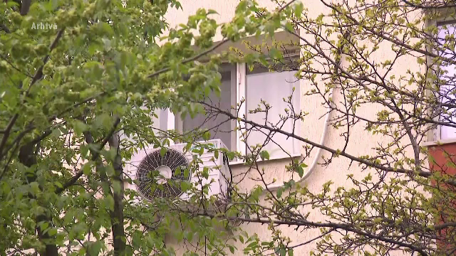 Copil de un an și patru luni, în stare gravă, după ce a căzut de la etajul patru al unui bloc, în Petroșani