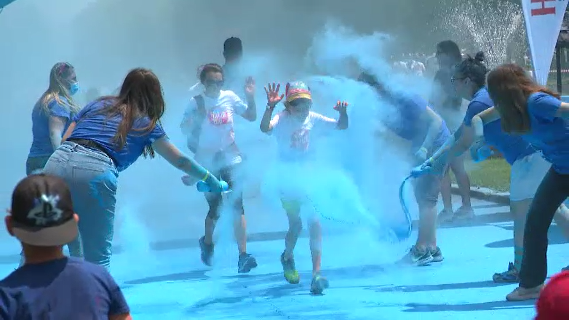 Mii de oameni s-au distrat la concursul The Color Run din Centrul Capitalei