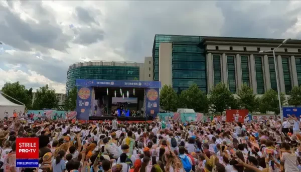 Mii de oameni s-au distrat la concursul The Color Run din Centrul Capitalei