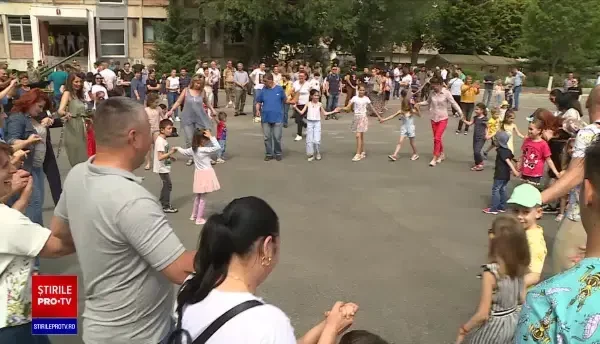 Ziua Copilului, sărbătorită în avans de sute de copii: "Colecționez lucruri despre istorie, porecla mea fiind History"