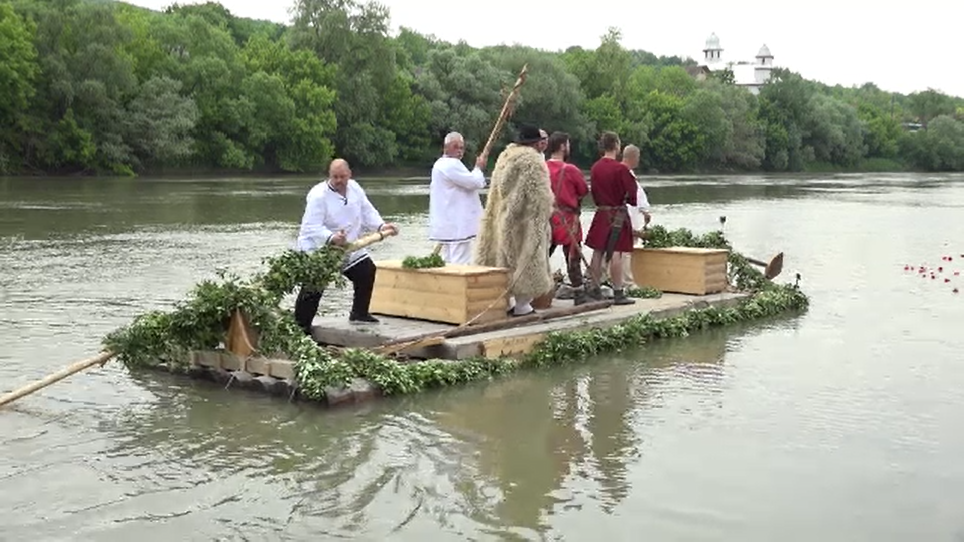 Ciugudul a adus la viață una dintre cele mai vechi îndeletniciri: plutăritul. Ce înseamnă și care este tradiția