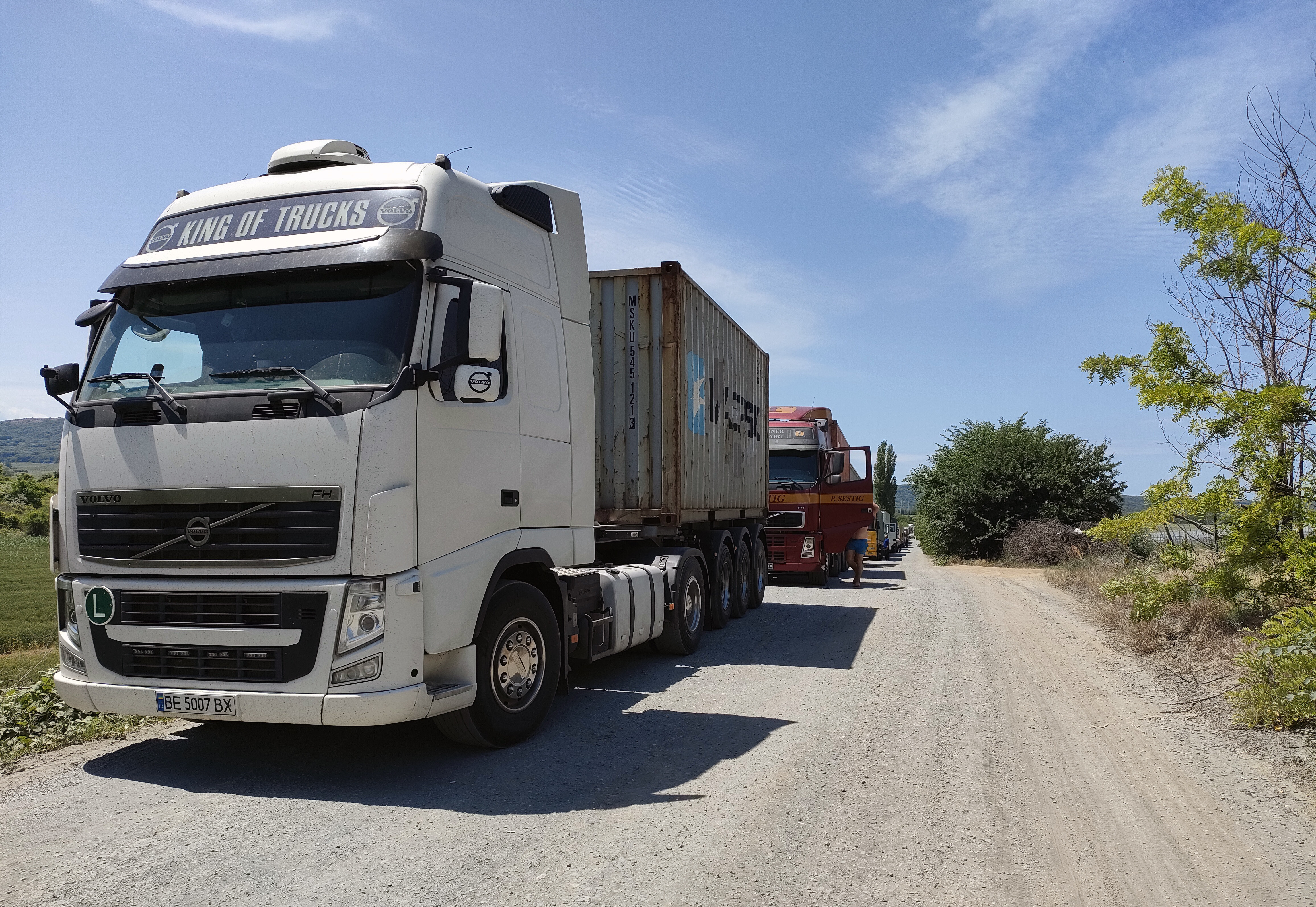 Aglomerație la Vama Isaccea. Peste 100 de camioane aşteaptă, de mai multe zile, să treacă Dunărea cu bacul în Ucraina