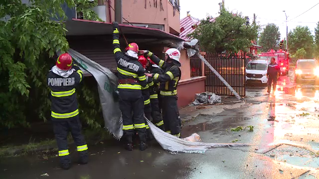 Furtunile au făcut ravagii în țară și în Capitală. Se anunță vijelii și duminică seara