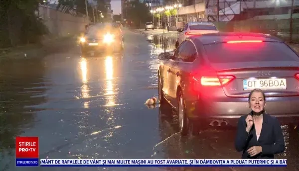 Locuințe avariate și mașini distruse de furtuna puternică din București. Oamenii au fost avertizați să nu iasă din case