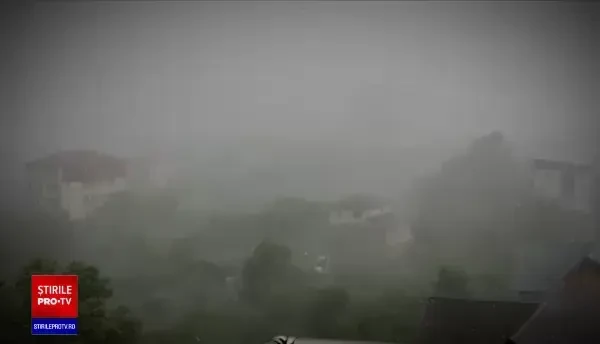 Furtunile au făcut ravagii în țară și Capitală. Se anunță vijelii și duminică seara