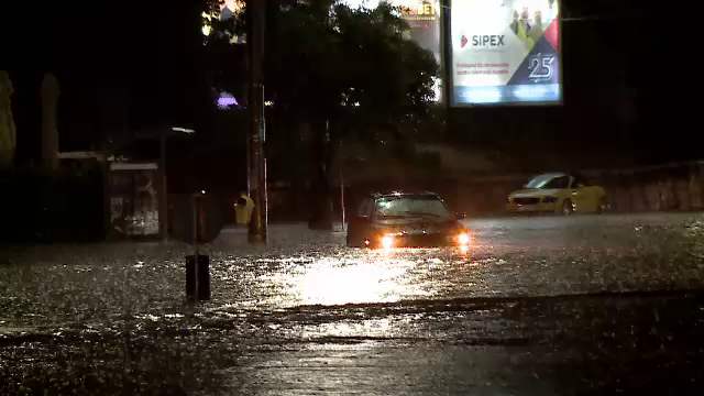 Ploaia a transformat străzile din Craiova în râuri. Mașinile, inundate după ce canalizarea a refulat