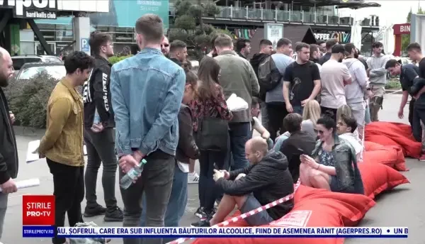 Mai mulți tineri din Iași au stat la coadă pentru a dona sânge. Fiecare a primit un abonament la Neversea sau Untold